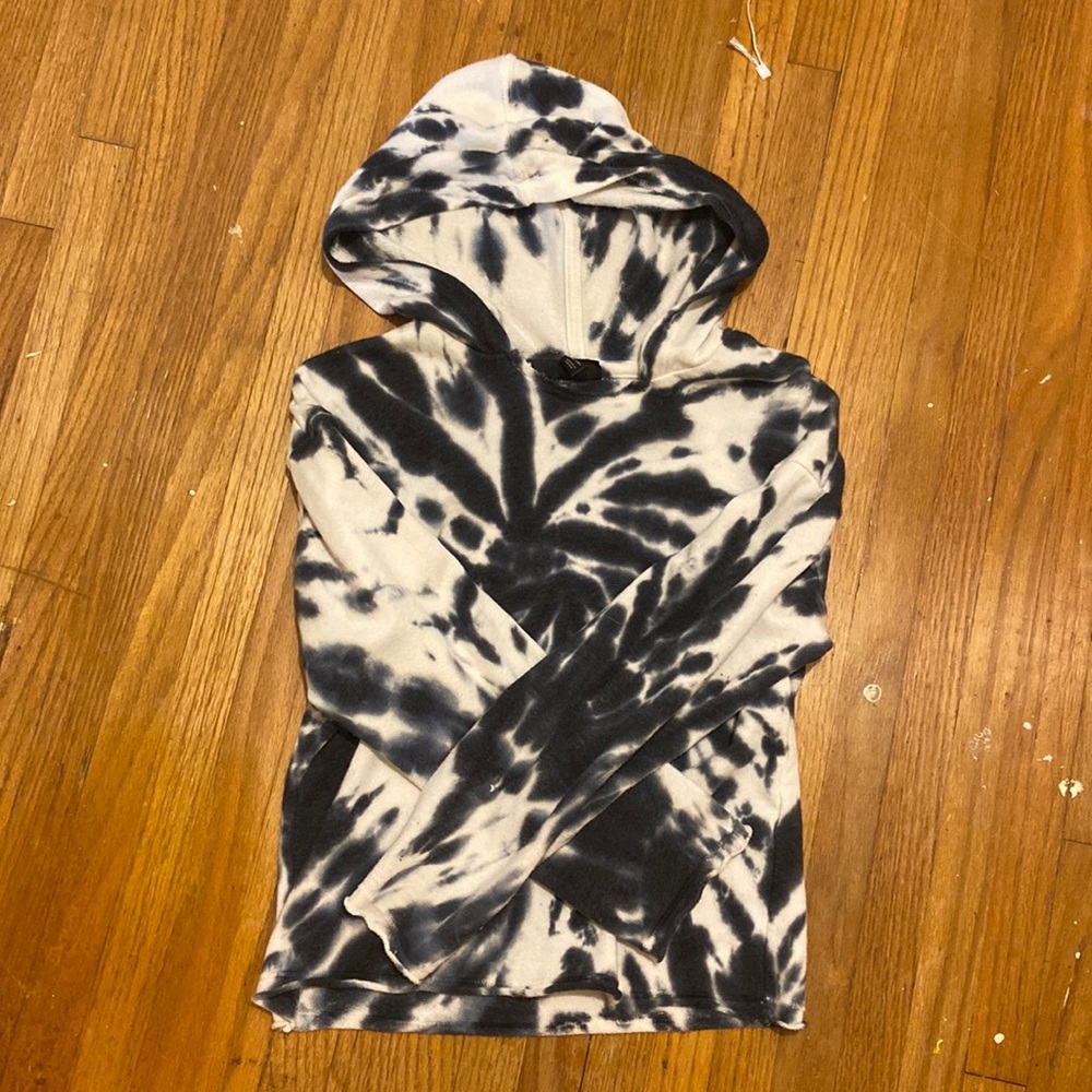 This is a sweatshirt for about 6-10 yo it has never been worn